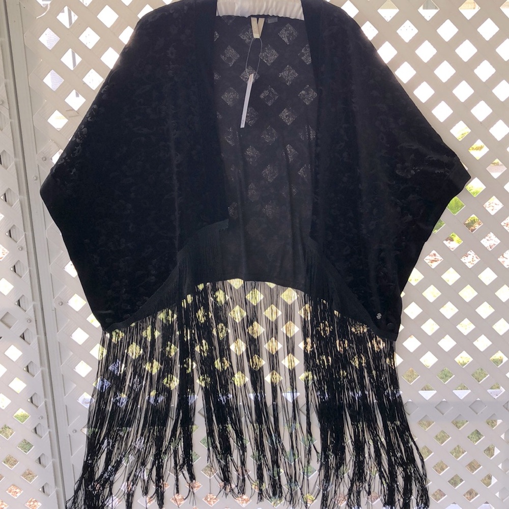 ROXY FRINGE SHAWL